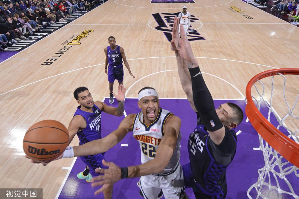 示了他的成 示了他的成